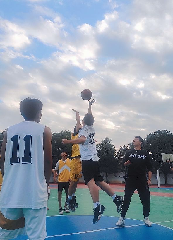 歡騰的校內籃球賽